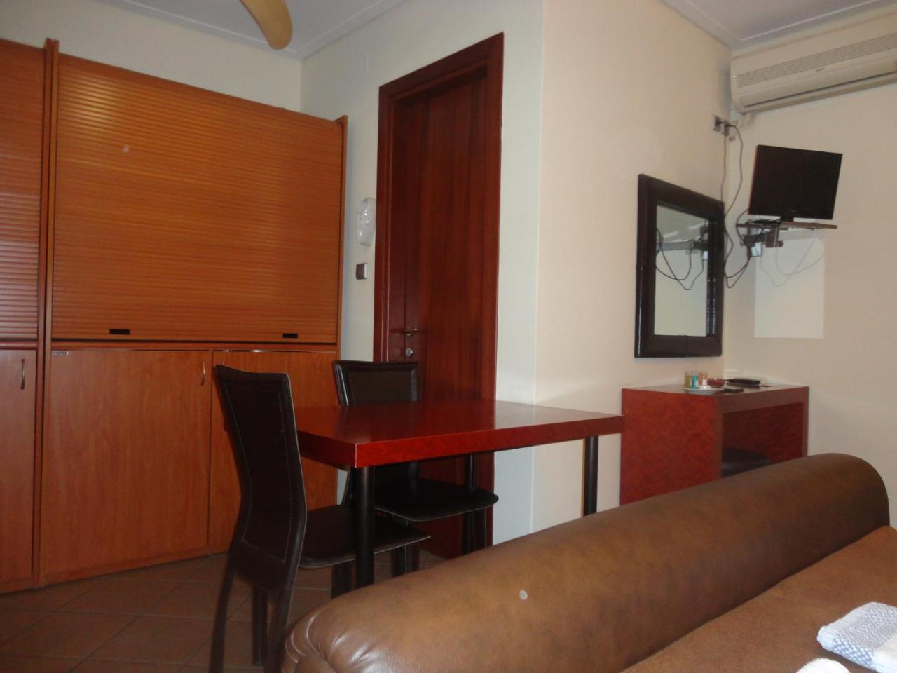 Lirio Guest House Makrakómi Buitenkant foto