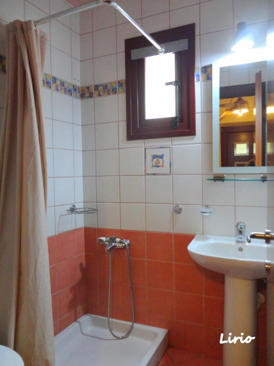 Lirio Guest House Makrakómi Buitenkant foto